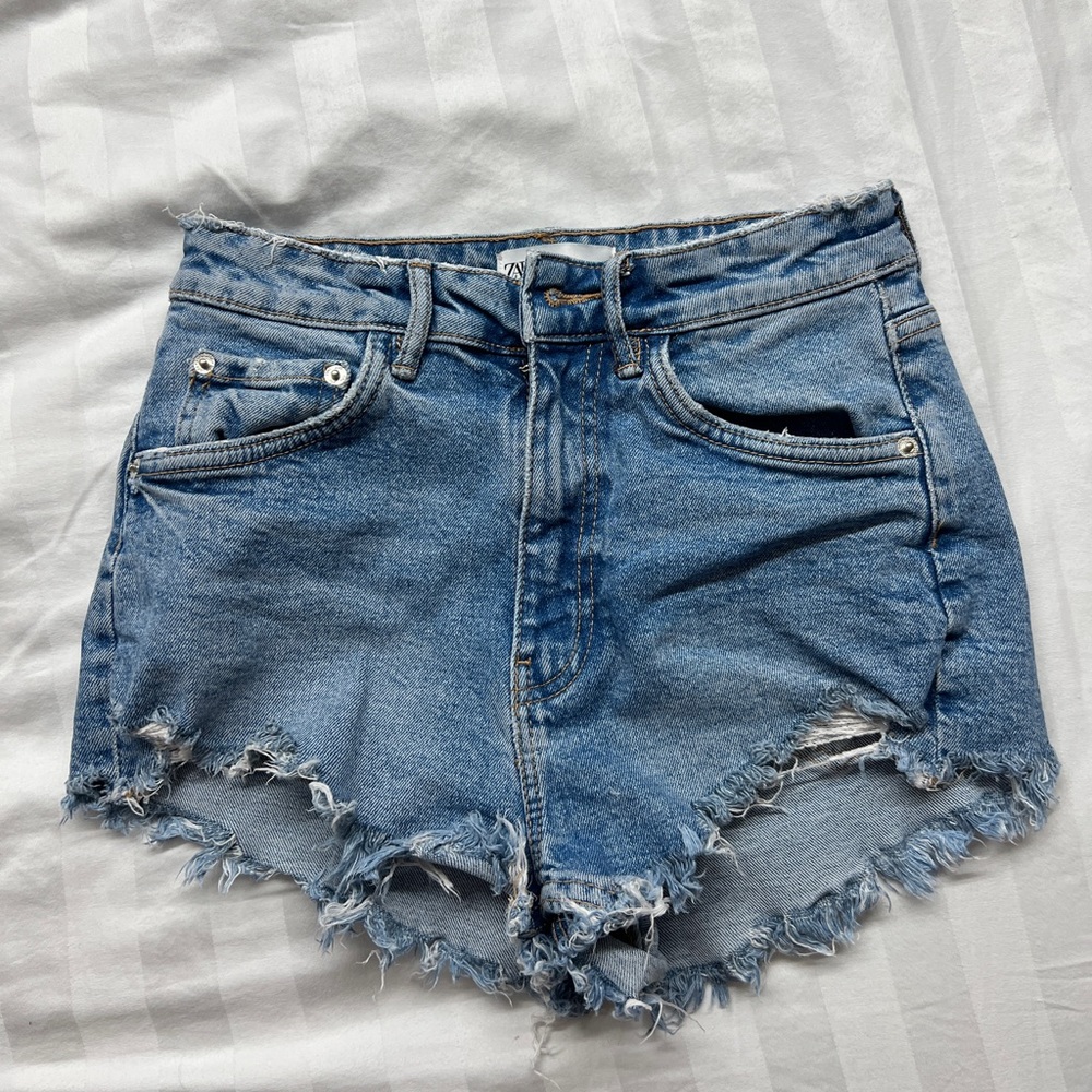 Zara Distressed High Waisted shorts - Picture 2 of 3